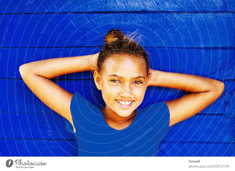 nettes Mädchen, das sich an eine blaue Pantone-Wand lehnt Lifestyle Stil Glück schön Leben Spielen Ferien & Urlaub & Reisen Ausflug Insel Kind Mensch feminin