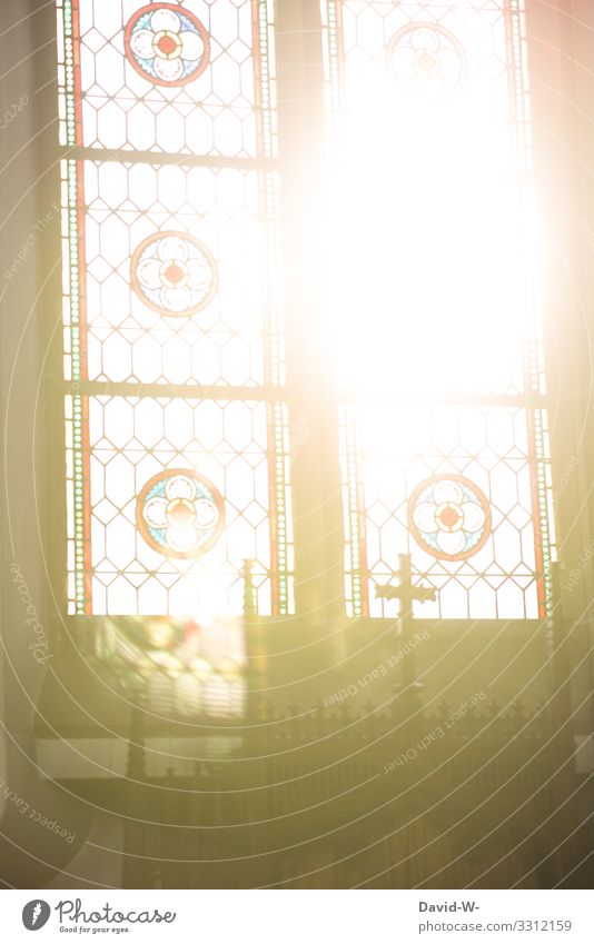 Sonne scheint durch Kirchenfenster Glaube Gott und Kirche Kreuz Sonnenschein Sonnenlicht beten Jesus Christus erinnern Trauer Hoffnung Corona Coronavirus trauer