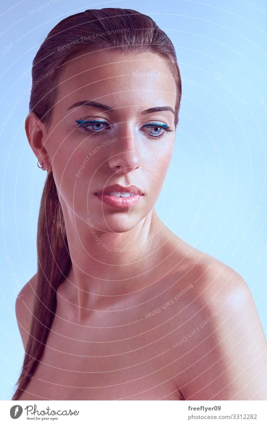 Schönes Porträt einer nackten jungen Frau vor einem hellblauen Hintergrund Glück schön Haut Gesicht Kosmetik Schminke Wimperntusche Behandlung Spa Mensch