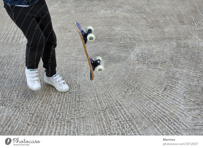 Kleiner Skateboarder, der einen Skateboard-Trick macht. Lifestyle Freude Sport Kind Mensch Junge Jugendliche Park Straße Jeanshose Skateboarding Schlittschuh
