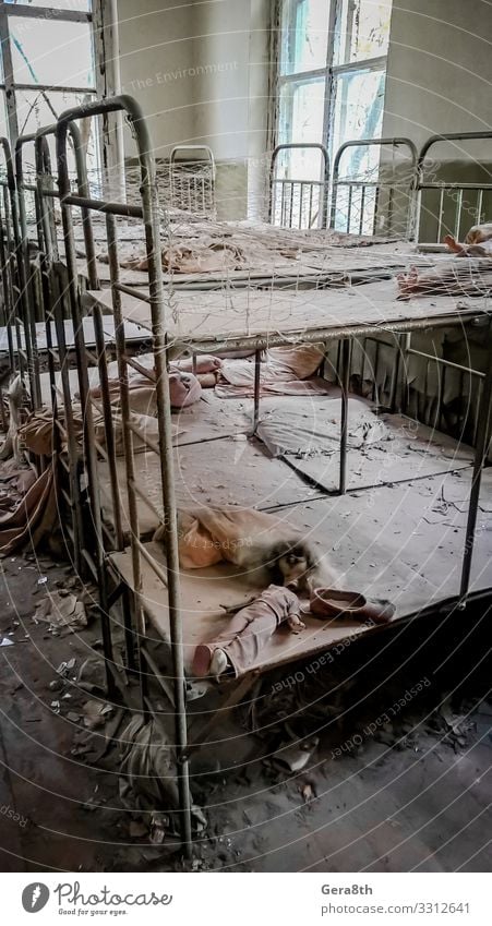 leere Betten in einem verlassenen Kindergartenhaus in Tschernobyl Gebäude alt gefährlich Verlassen verlassenes Haus verlassener Kindergarten Unfall Kinderbetten