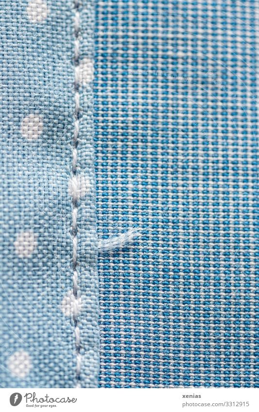 blauer Stoff mit Naht und Punkten Bekleidung Nähgarn Linie Netz weich weiß gepunktet Rechteck Fadenende Nähen Studioaufnahme Nahaufnahme Detailaufnahme