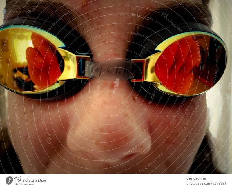 Reflexion einer Schwimm Brille. Die Brille sitzt einem Mädchen auf den Augen. Leben Wassersport Schwimmen & Baden feminin Familie & Verwandtschaft Jugendliche