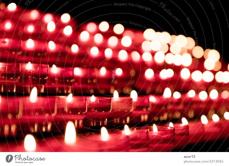 Gruppe roter Kerzen in der Kirche für das Auferstehungsgebet des Glaubens. Kerzenfeuerflammen in Reihen. Zeichen Liebe Kraft Frieden Religion & Glaube Gebet
