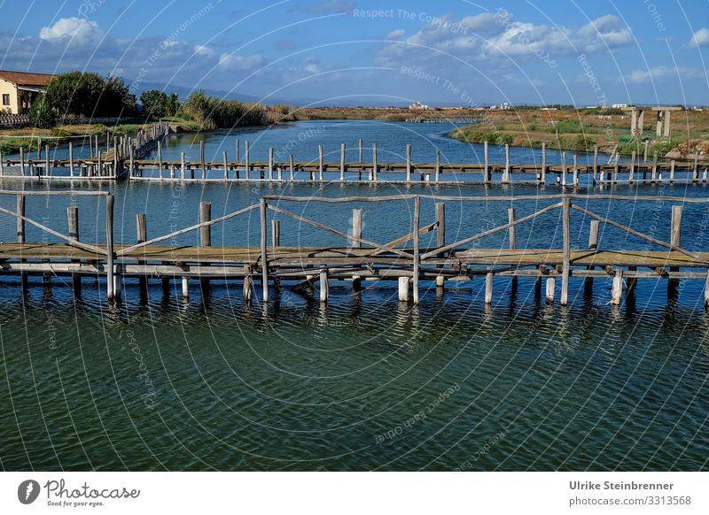 Lagunensee mit Fischfangvorrichtung in Cabras See Stagno di Cabras Meeräschenfang Fischerei Kanal Sardinien Fischsperren Landschaft Italien