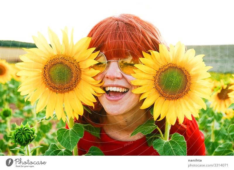Reizende rothaarige Frau genießt den Tag auf einem Sonnenblumenfeld Lifestyle Stil Freude schön Leben Freiheit Sommer Mensch feminin Erwachsene Jugendliche 1