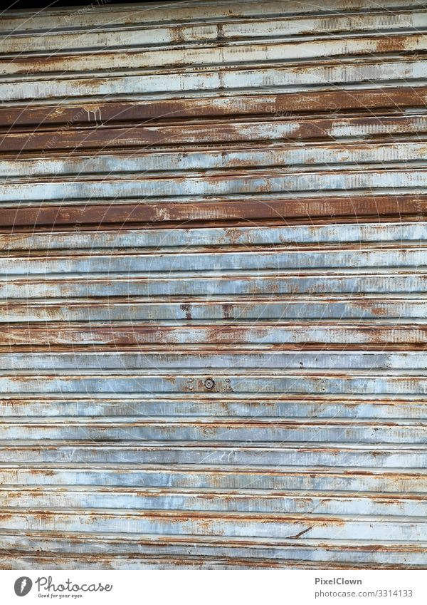 Tor von einer Garage Außenaufnahme Wand Garagentor Tür Rolltür blau braun tristess alt retro menschenleer