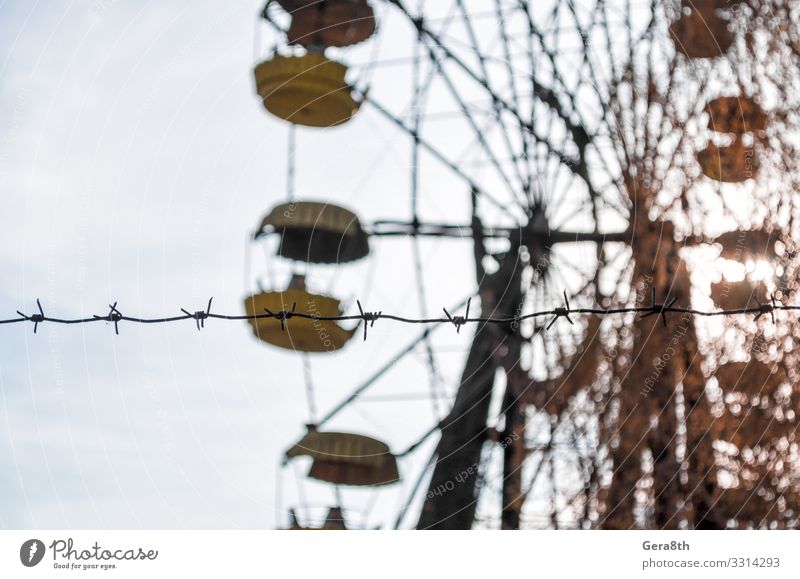 Stacheldraht und Karussell im Vergnügungspark in Tschernobyl Ferien & Urlaub & Reisen Tourismus Ausflug Pflanze Himmel Herbst Baum Park Metall alt bedrohlich