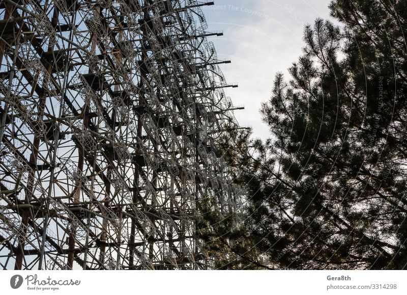 Geheimes Radar der Sowjetunion und Baum in Tschernobyl Design Ferien & Urlaub & Reisen Tourismus Ausflug Herbst Antenne Metall alt bedrohlich groß Desaster