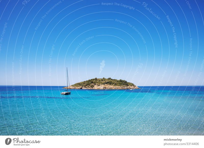 Boot steuert auf eine einsame Insel im Meer Wasser Meerwasser blau türkis Mallorca sonnig Sonne Urlaubsstimmung Urlaubsort Einsam trip Abenteuer Reisefotografie