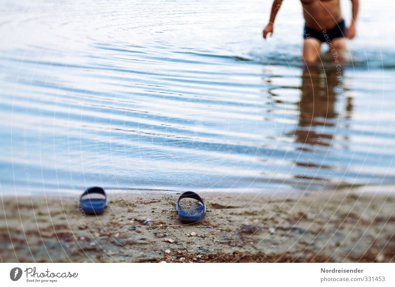 Badewetter Ferien & Urlaub & Reisen Camping Sommer Sommerurlaub Strand Meer Mensch maskulin Mann Erwachsene Seeufer Schuhe Sand Wasser Schwimmen & Baden nass