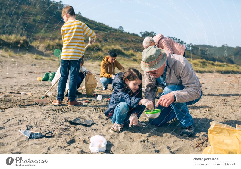 Freiwillige beim Putzen des Strandes Kind Arbeit & Erwerbstätigkeit Mensch Frau Erwachsene Mann Großvater Familie & Verwandtschaft Menschengruppe Umwelt Sand