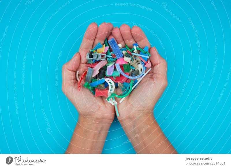 Hände voll von Mikroplastiken, die am Strand gesammelt wurden. Meer Aktivisten Erkenntnis Reinigen Nahaufnahme Küste Schaden Zerstörung dreckig Erde ökologisch