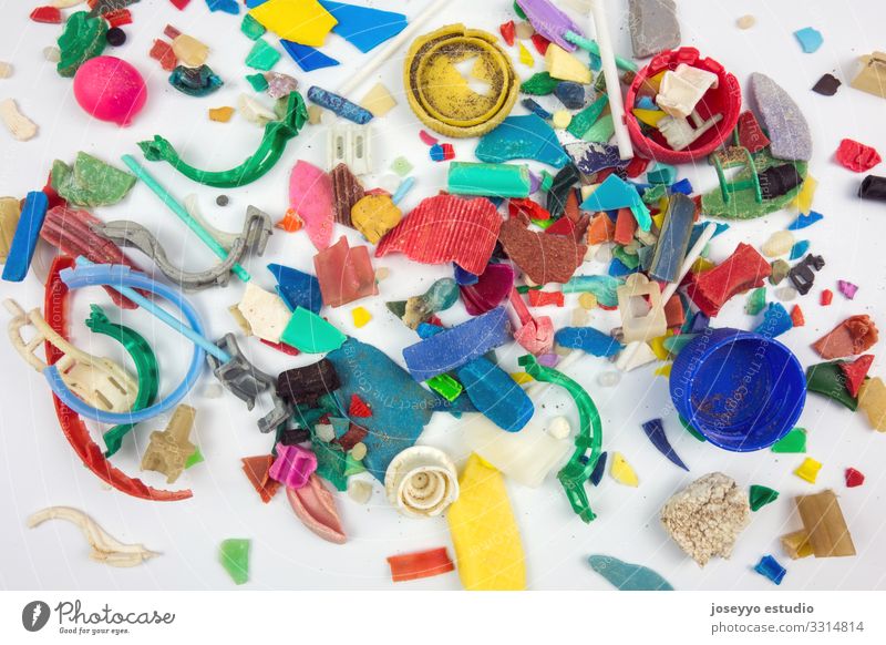 Mikroplastik am Strand gesammelt. Meer Aktivismus Erkenntnis Nahaufnahme Küste Schaden dreckig Erde Umwelt Bruchstück frei Müll Abfall marin Kunststoff Perlen