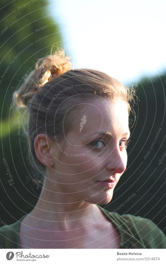 Augenblicke 2 junge Frau Blick Blickkontakt Blick in die Kamera Porträt schön Gesicht