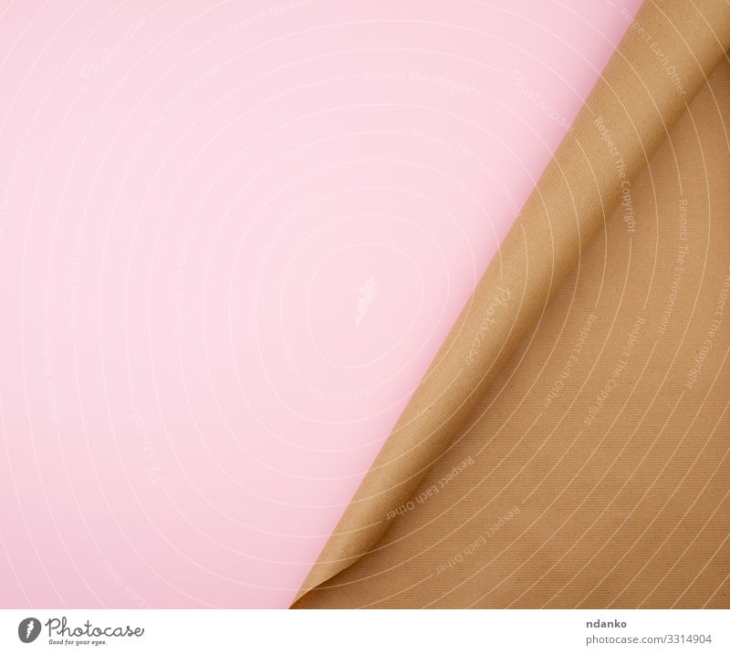 ungezwirnte Rolle braunes Bastelpapier Handwerk Papier Verpackung Paket natürlich Sauberkeit rosa Farbe Pergament antik Winkel Hintergrund Bäckerei beige blanko