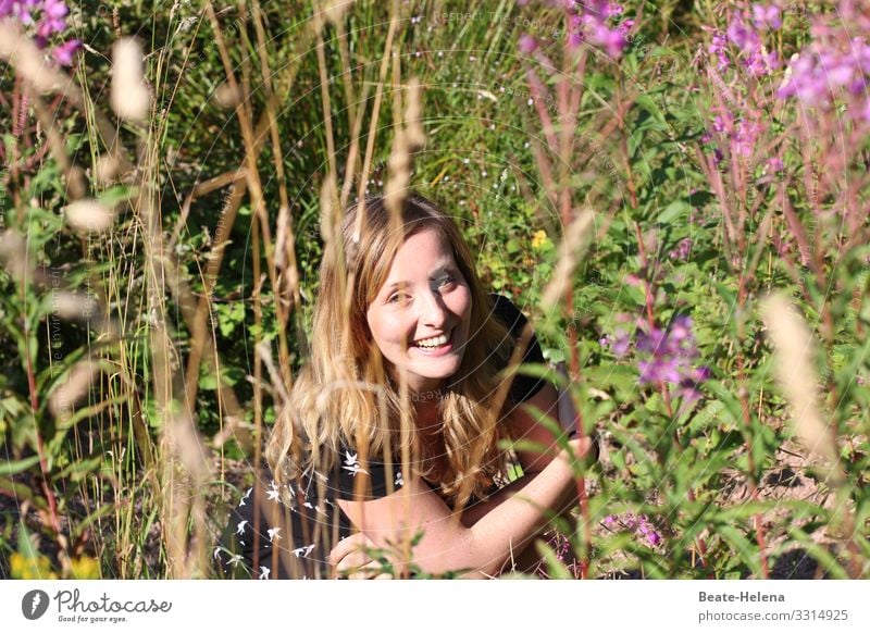 Lebensfreude 4 junge Frau Lachen Natur Pflanzenfreundin Fröhlichkeit Glück Außenaufnahme