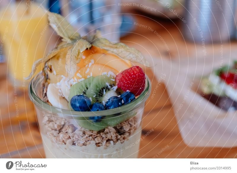 Ein Müsli mit Joghurt und frischem Obst in einem Einmachglas auf dem Frühstückstisch Lebensmittel Frucht Ernährung Vegetarische Ernährung Slowfood lecker Beeren