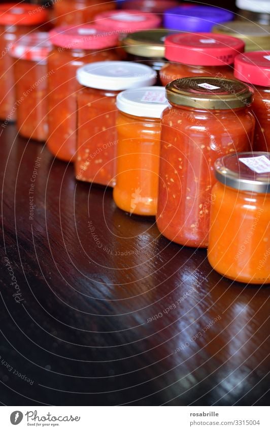 Hamstern und Lagerhaltung eingekochter Tomaten | corona thoughts hamstern Gläser einkochen haltbar Reserve Vorrat Vorratshaltung Regal selbstgemacht