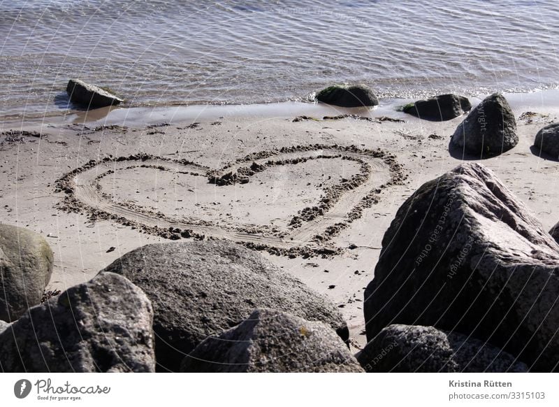 sandherz Strand Meer Valentinstag Hochzeit Geburtstag Landschaft Küste Ostsee Zeichen Herz Liebe Verliebtheit Romantik herzförmig herzlich Sand Sandstrand