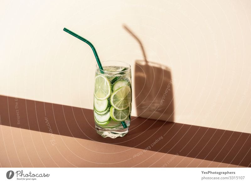 Gurken und Limetten-Tonic-Wasser. Kalter Sommer-Cocktail Erfrischungsgetränk Limonade Glas grün Antioxidans Brauntöne Luftblase Textfreiraum