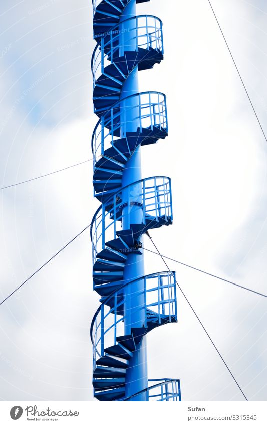 Himmelsleiter Abenteuer Funkturm Telekommunikation Informationstechnologie Wolken Turm Bauwerk Treppe Stahl außergewöhnlich hoch oben rund dünn schön blau grau