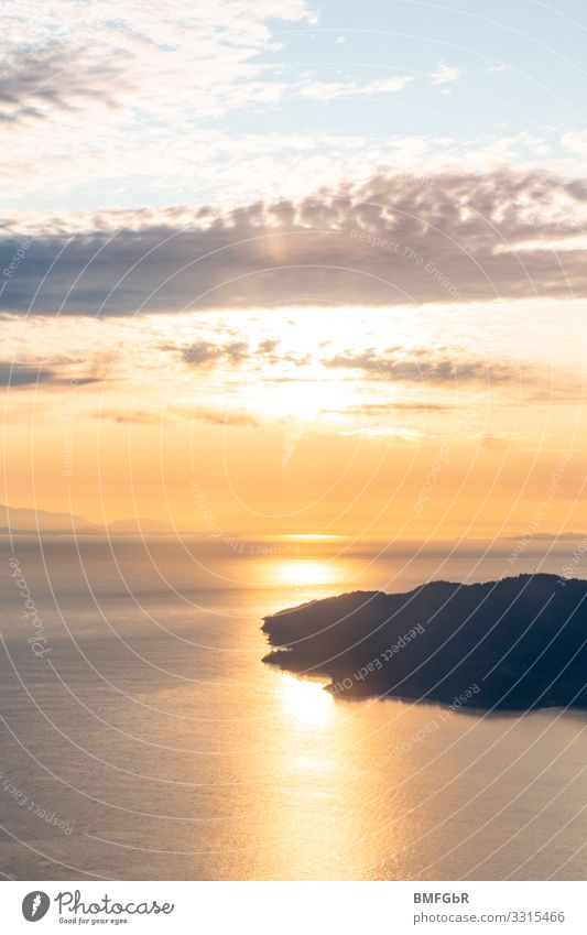 Sonneununtergang über den Wolken fliegen Umwelt Natur Landschaft Wasser Himmel Sonnenaufgang Sonnenuntergang Küste Seeufer Bucht Fjord Meer Insel Unendlichkeit