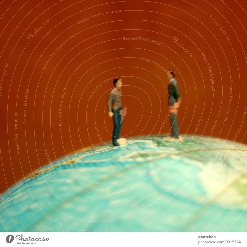 Streit. Zwei Spielfiguren Männer stehen sich auf einem Globus gegenüber. Erdenbürger Mensch maskulin Homosexualität Junger Mann Jugendliche Erwachsene Paar