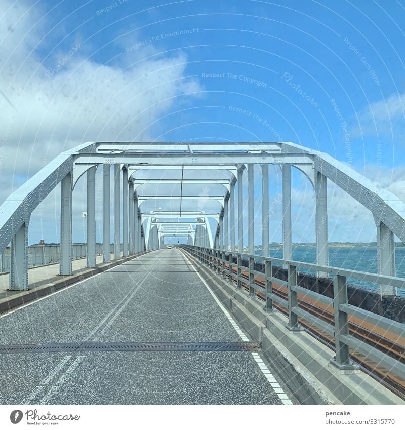 freie fahrt nach dänemark! | corona thoughts Brücke Architektur Himmel Straße Bauwerk Wege & Pfade Verkehrswege Brückengeländer Sund Meer Dänemark Urlaub reisen