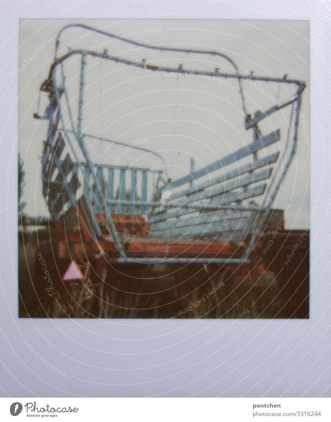 Polaroidfoto von landwirtschaftlichem Gefährt Mähdrescher Landwirtschaft Forstwirtschaft stagnierend Bauernhof Anhänger Heu Ernte Arbeit & Erwerbstätigkeit