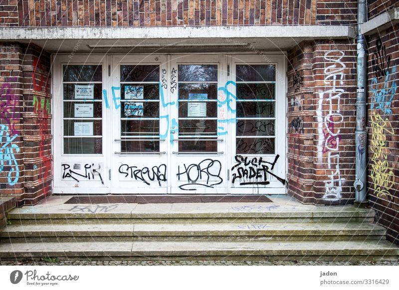 rein-raus-zone. Stadt Haus Bauwerk Gebäude Architektur Treppe Tür Holz Glas Backstein Schilder & Markierungen Graffiti alt Nostalgie Eingang Farbfoto
