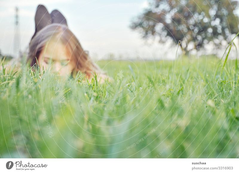 im gras liegen Kind Mädchen Erholung Gras Kopf Gesicht Natur Umwelt frisch Außenaufnahme Sommer Frühling Duft Wiese