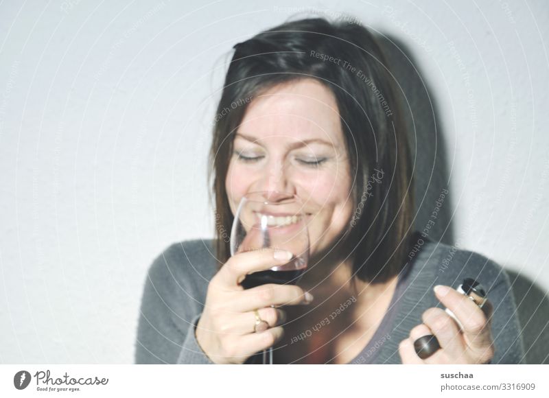 ein fall für die anonymen alkoholiker Frau Porträt Gesicht Hand Alkoholisiert trinken nippen Schlückchen lustig lachen Wein Glas Wein Alkoholsucht Gute Laune