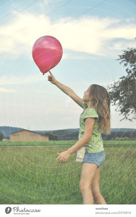 mädchen spielt mit einem roten luftballon Kind Mädchen Kindheit spielen Luftballon Außenaufnahme Freude Sommer Gras Natur Fröhlichkeit Wiese Freizeit & Hobby