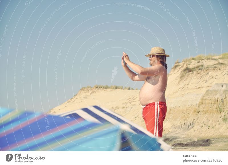 herr k. fotografiert | mann in badehose steht in einer düne und macht ein foto Ferien & Urlaub & Reisen Sommer Sonne Strand Stranddüne Sand Küste Mann Fotograf
