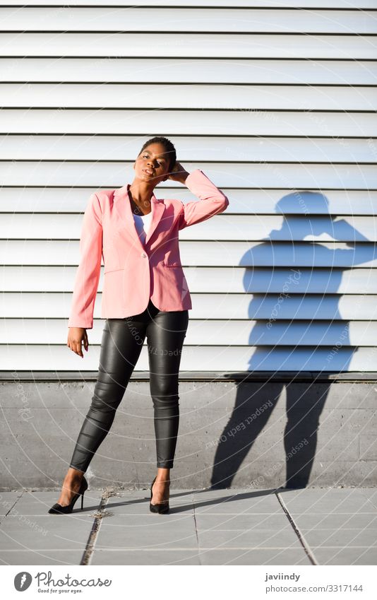 Schwarze Frau, Modell der Mode, auf der Stadtmauer stehend Stil schön Haare & Frisuren Arbeit & Erwerbstätigkeit Mensch feminin Junge Frau Jugendliche