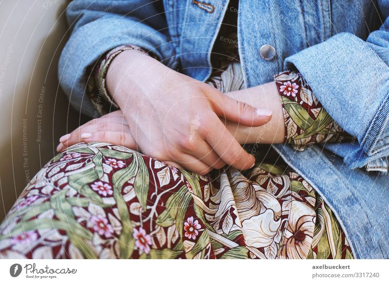 Hände in den Schoß legen Lifestyle Erholung Mensch feminin Junge Frau Jugendliche Erwachsene Hand Beine 1 18-30 Jahre Mode Kleid Jeansjacke sitzen Untätigkeit