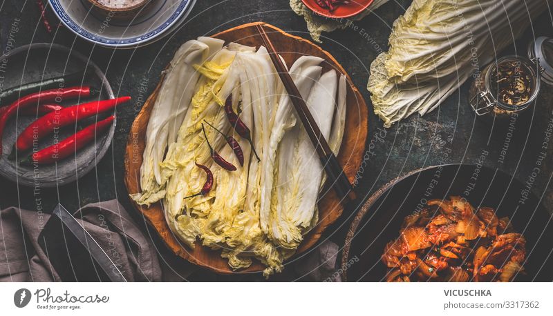 Blätter des Chinakohls in der Schüssel für Kimchi Lebensmittel Gemüse Salat Salatbeilage Ernährung Bioprodukte Vegetarische Ernährung Diät Asiatische Küche