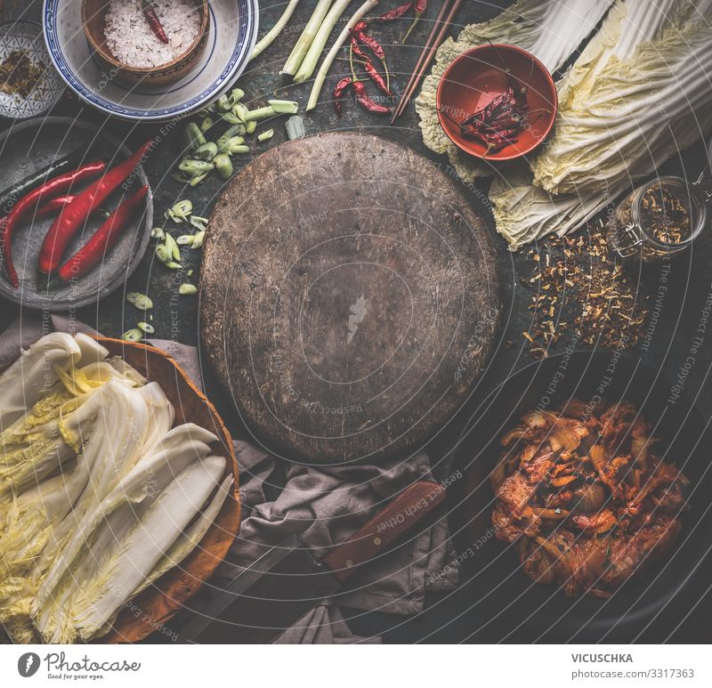 Kimchi Zubereitung mit Zutaten Lebensmittel Gemüse Kräuter & Gewürze Ernährung Bioprodukte Vegetarische Ernährung Diät Asiatische Küche Geschirr Design