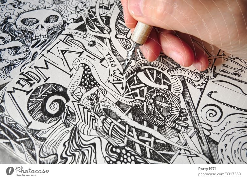 Detailaufnahme einer Hand, die mit einer Zeichenfeder  bizarre, surreale Formen und Strukturen in ein Skizzenbuch zeichnet 1 Mensch Kunst Künstler Zeichnung