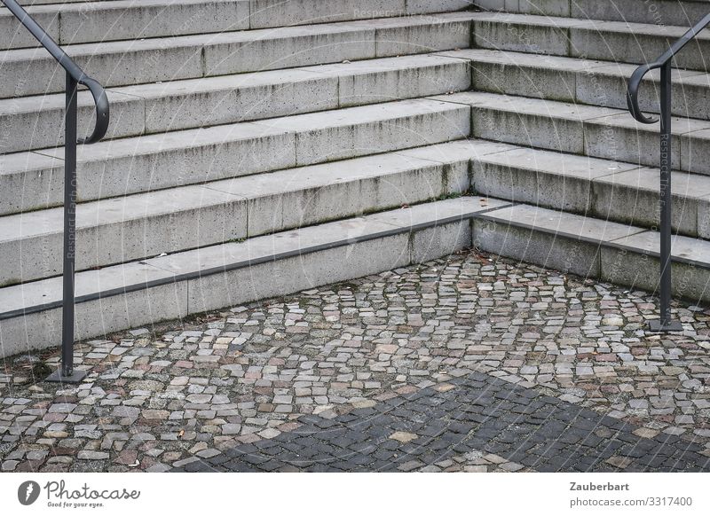 Entscheidung Berlin Stadt Menschenleer Platz Treppe Treppengeländer Pflastersteine Kopfsteinpflaster Stein Beton eckig trist grau Ordnungsliebe Langeweile