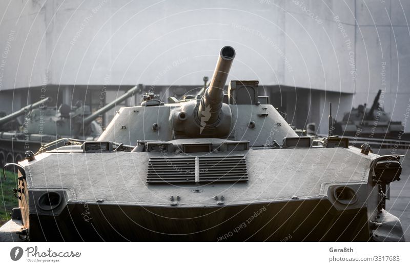 Militärische Armeeausrüstung Panzer auf einer Stadtstraße in der Ukraine Haus Gebäude Verkehr Straße bedrohlich Schutz Krieg Krim Rüstung gepanzert attackieren