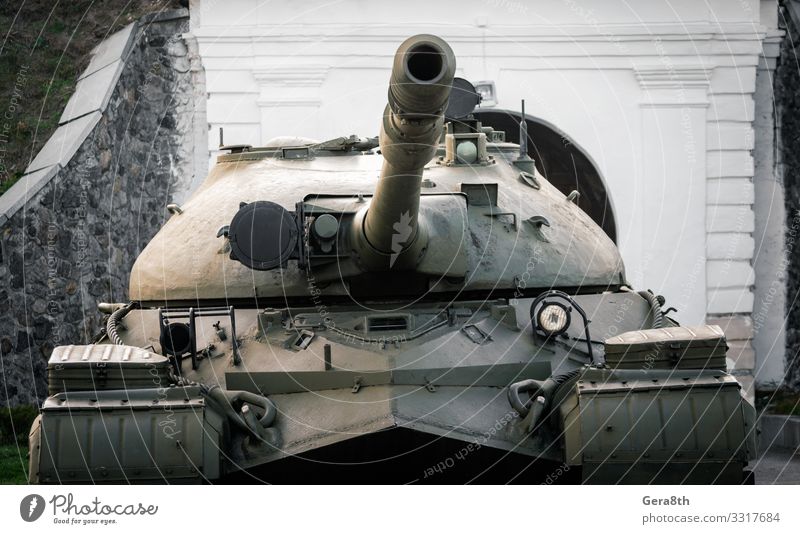 Militärische Armeeausrüstung Panzer auf einer Stadtstraße in der Ukraine Haus Gebäude Verkehr Straße bedrohlich Schutz Krieg Krim Rüstung gepanzert attackieren