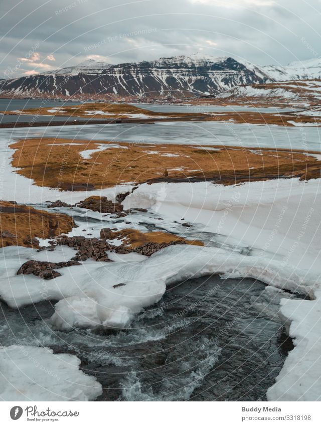 Kirkjufellsfoss auf der Halbinsel Snaefellsnes in Island Expedition Schnee Natur Landschaft Erde Wasser Himmel Wolken Frühling Wetter Dürre Gras Wiese Felsen