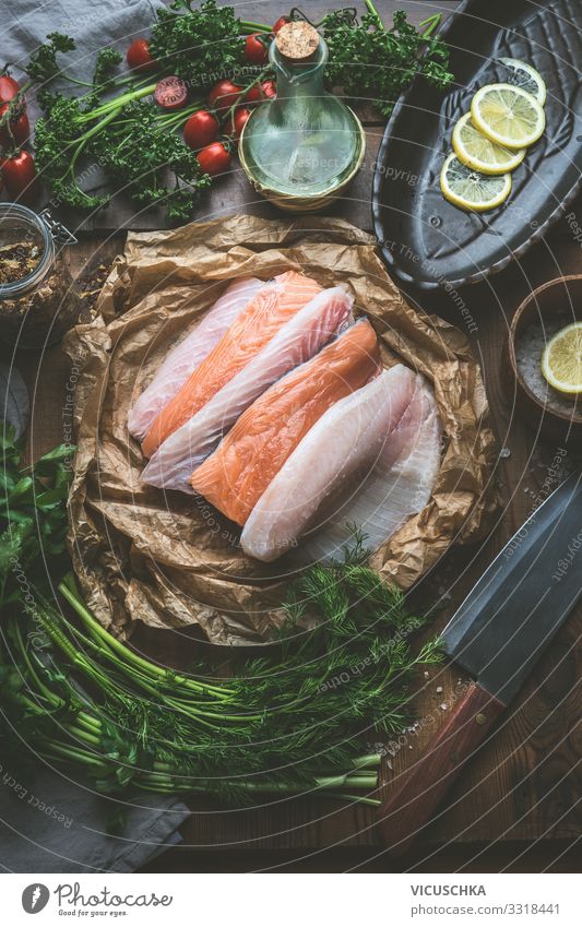 Verschiedene Fischfilets auf Küchentisch Lebensmittel Kräuter & Gewürze Ernährung Bioprodukte Diät Geschirr kaufen Design Gesunde Ernährung Restaurant various