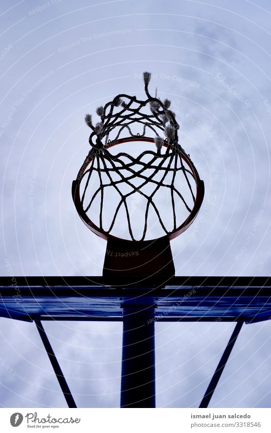 Basketballkorb-Silhouette, Straßenkorb in der Stadt Bilbao Spanien Reifen Korb Himmel blau kreisen anketten metallisch Netz Sport Sportgerät spielen Spielen