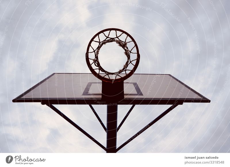 Basketballkorb-Sportgeräte auf der Straße, Straßenkorb in der Stadt Bilbao Spanien Reifen Korb Himmel blau Silhouette kreisen anketten metallisch Netz spielen