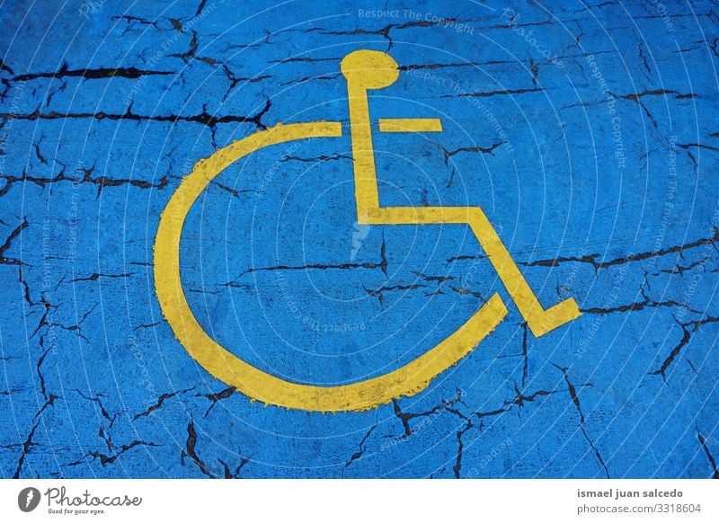 Rollstuhlfahrbahnschild auf der Straße in der Stadt Bilbao Spanien Verkehrsschild Zeichen Symbol Verkehrsgebot Ampel signalisieren blau gelb Großstadt