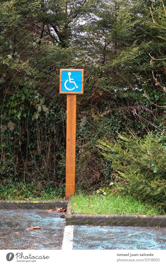 Rollstuhlfahrerampel auf der Straße in der Stadt Bilbao Spanien Ampel Verkehrsgebot Zeichen signalisieren Symbol deaktiviert Behinderten-Zeichen parken