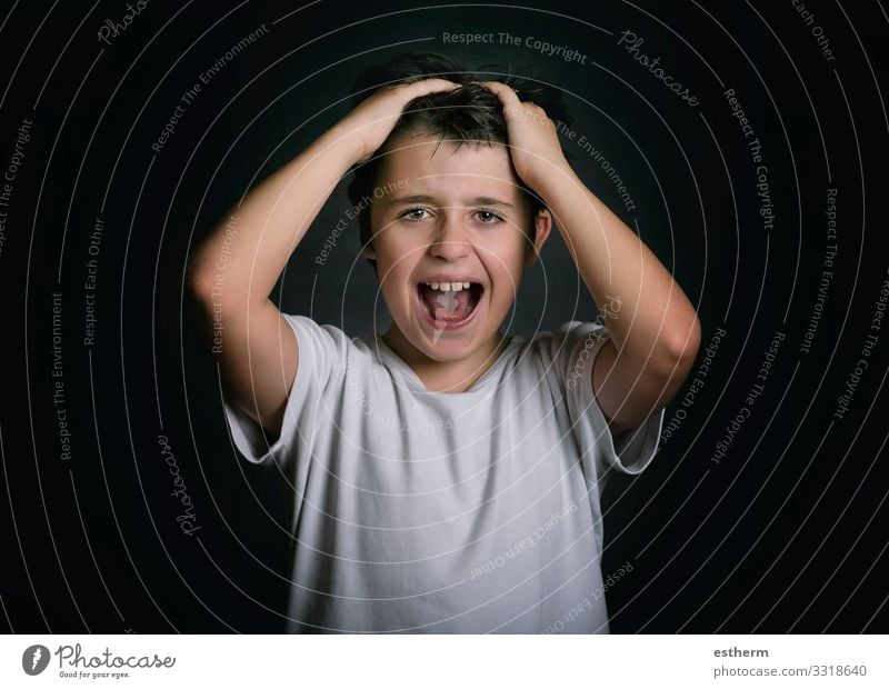 wütendes und gestresstes Kind mit den Händen auf dem Kopf Mensch maskulin Familie & Verwandtschaft Kindheit 1 8-13 Jahre sprechen Fitness schreien Traurigkeit